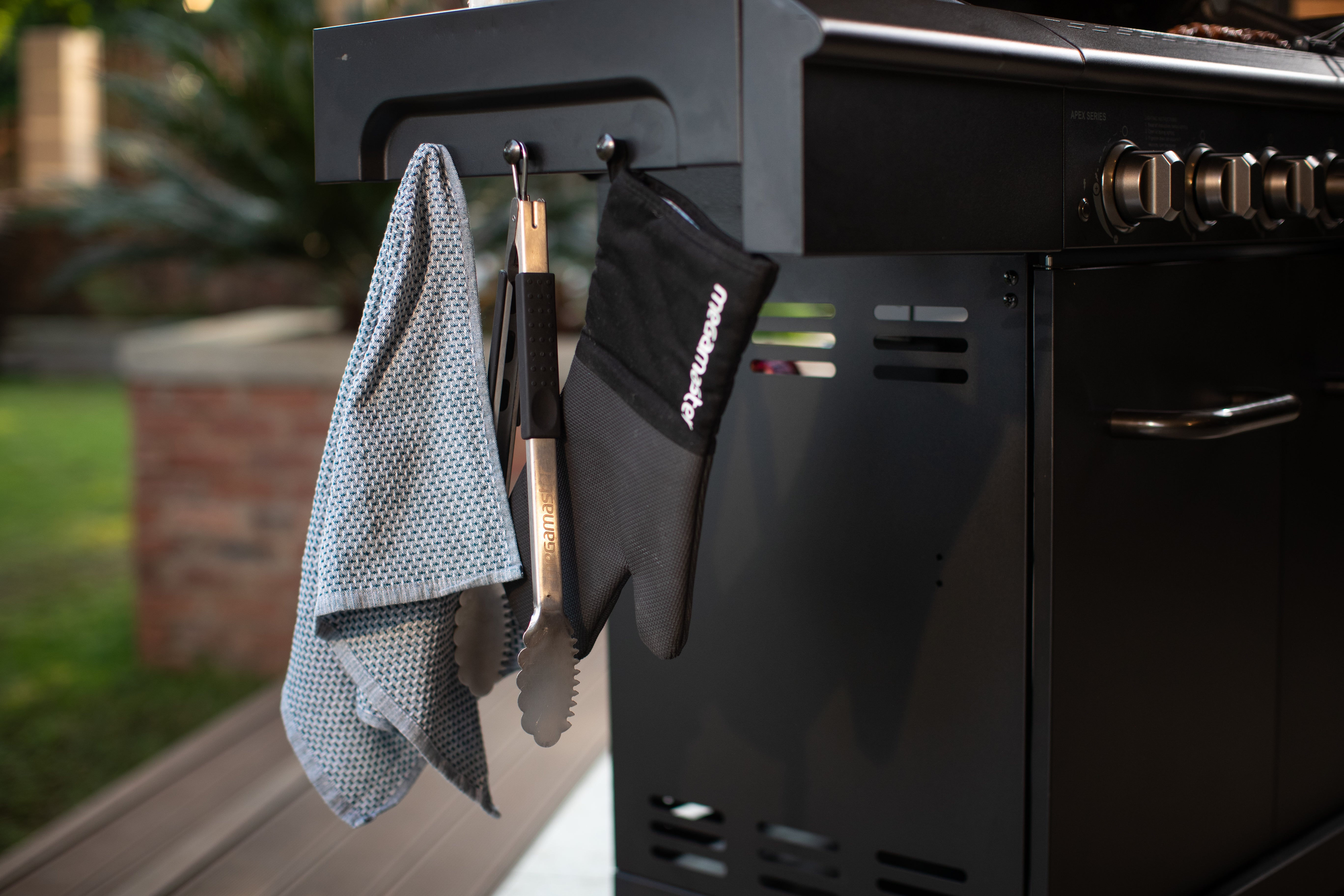 APEX SERIES 6 BURNER BLACK PATIO GAS BRAAI WITH COVER – Megamaster