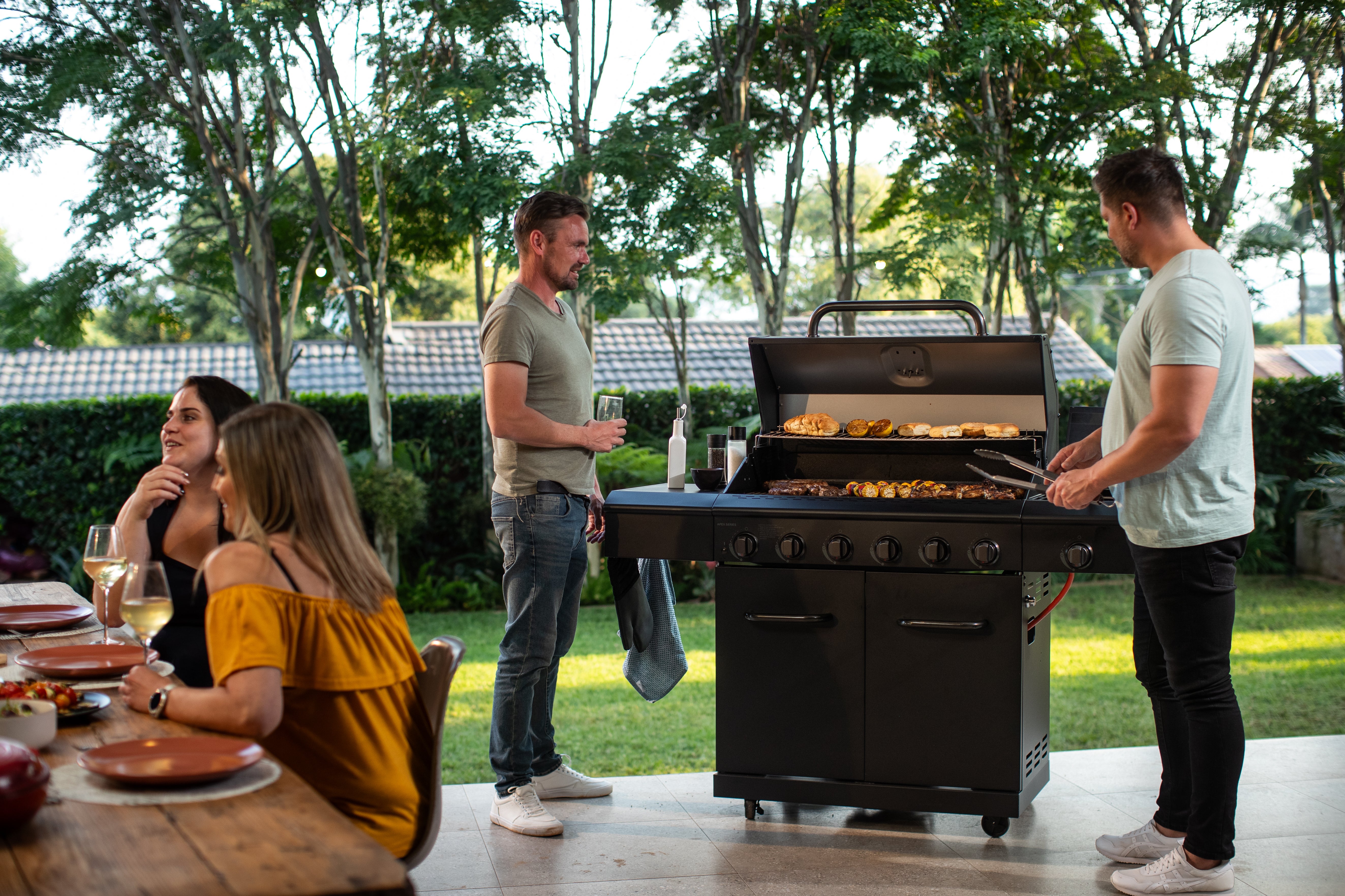 APEX SERIES 6 BURNER BLACK PATIO GAS BRAAI WITH COVER – Megamaster